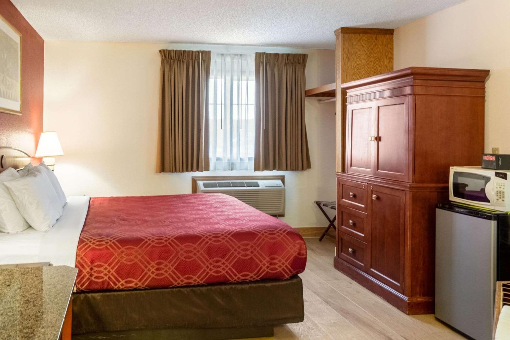 Econo Lodge Inn & Suites Madras Exterior photo