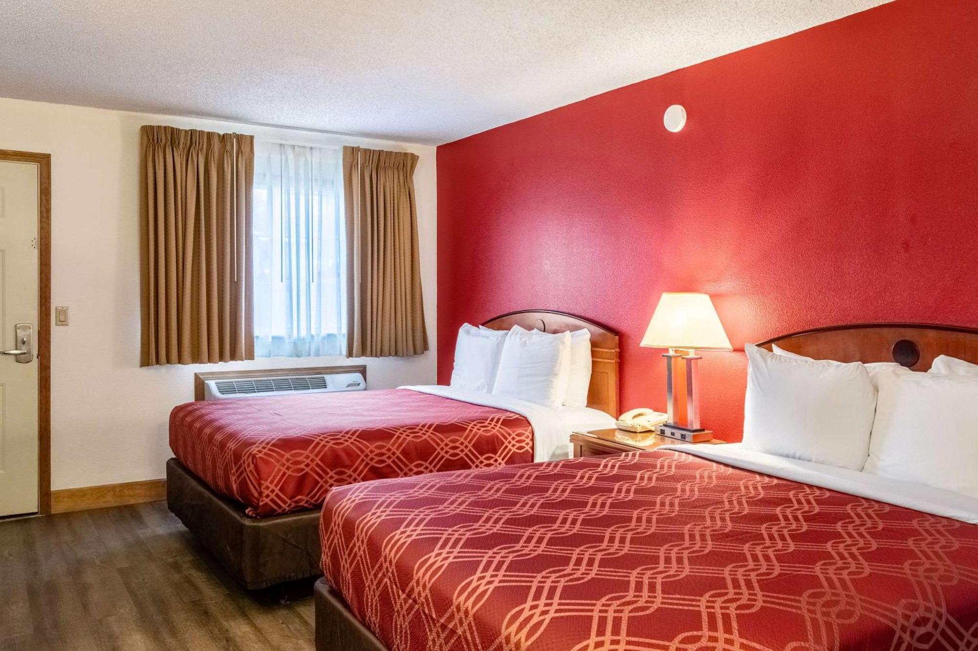 Econo Lodge Inn & Suites Madras Exterior photo