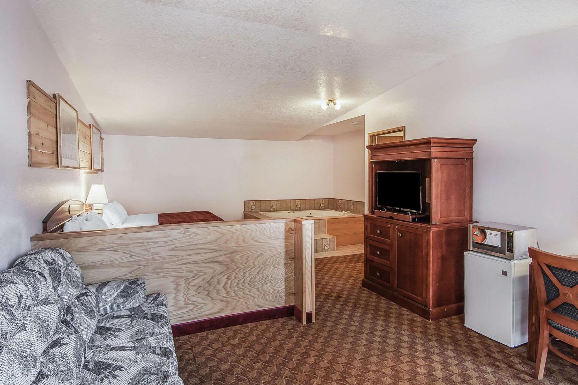 Econo Lodge Inn & Suites Madras Exterior photo