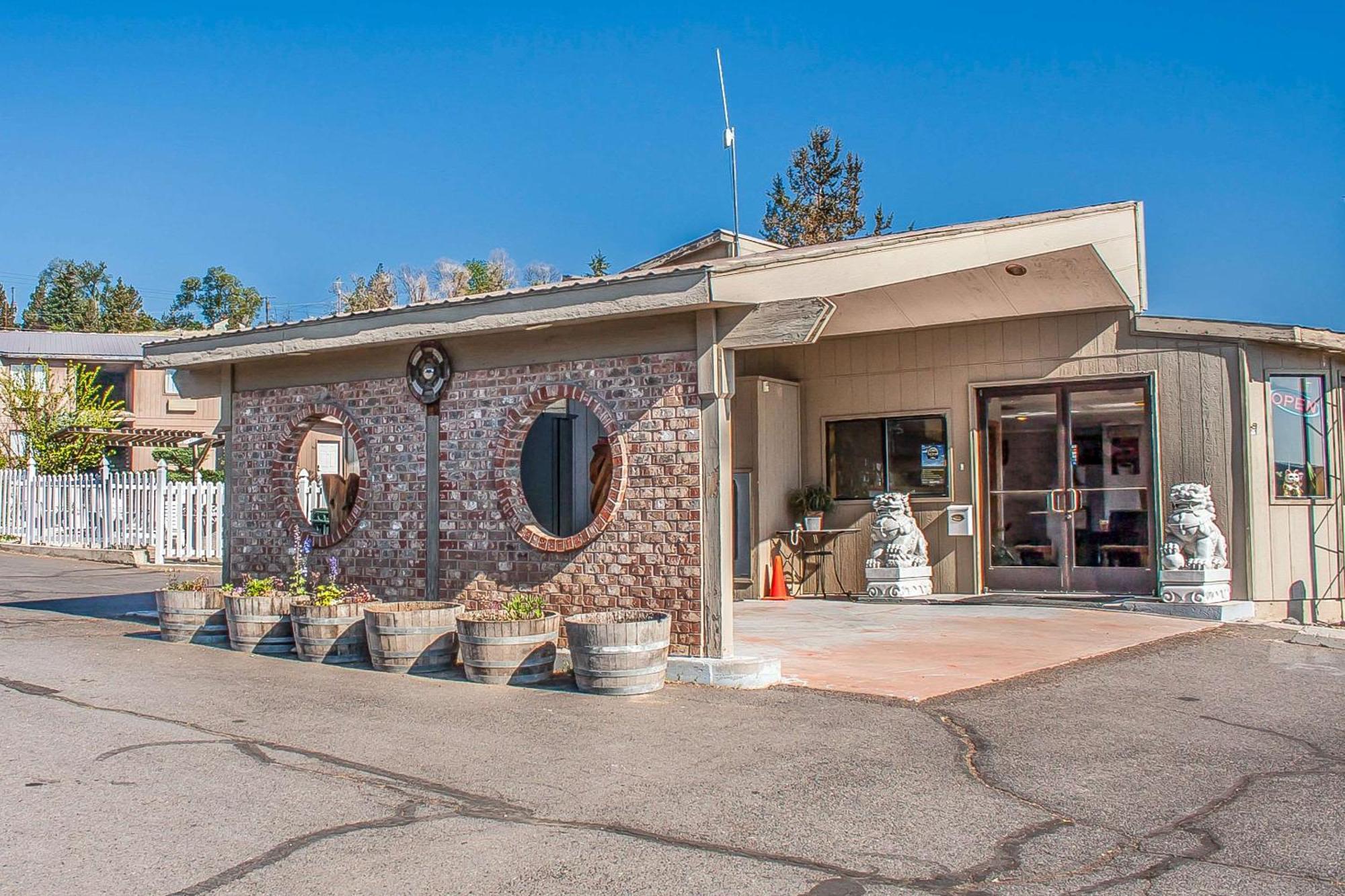 Econo Lodge Inn & Suites Madras Exterior photo