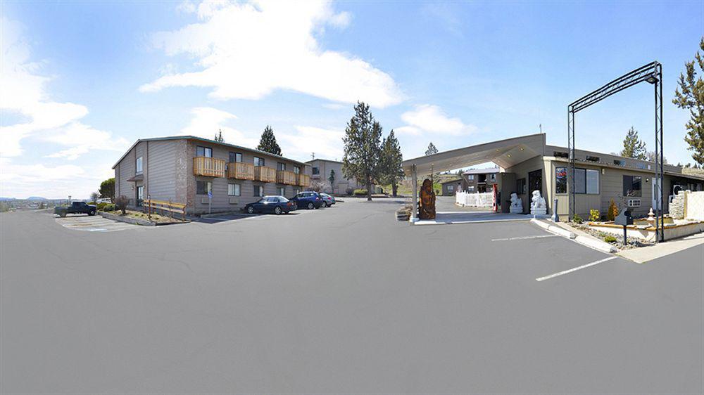 Econo Lodge Inn & Suites Madras Exterior photo